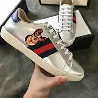 baskets paire de chaussures gucci femmes embroidery the dog sneaker silver